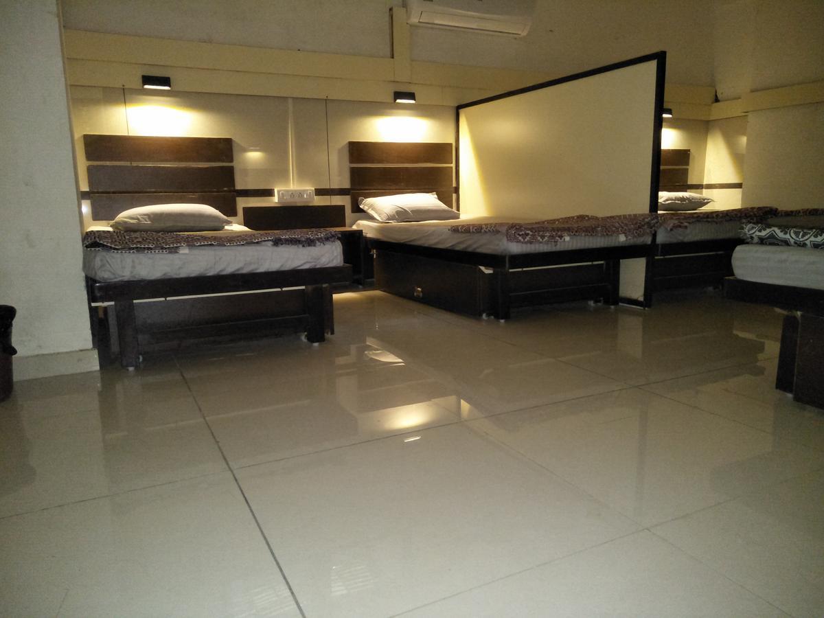 Night Halt Dormitory Ахмедабад Екстериор снимка