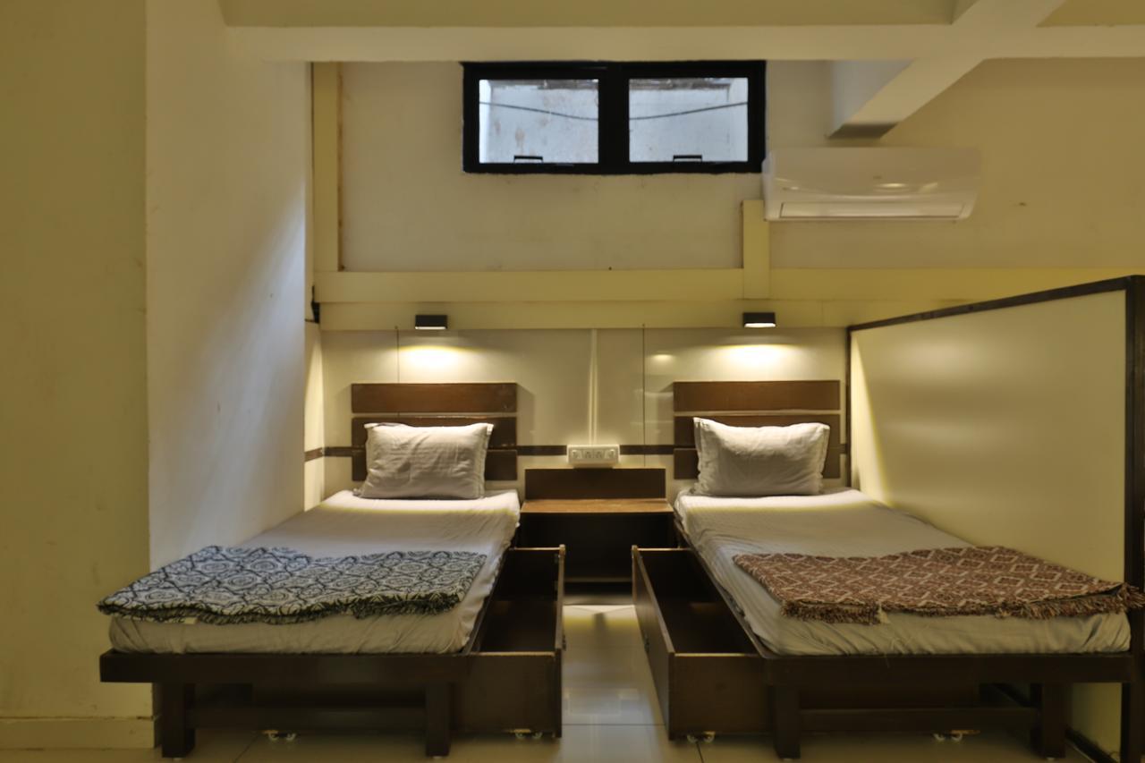 Night Halt Dormitory Ахмедабад Екстериор снимка